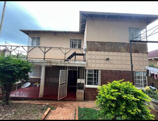 11 BEDROOM HOUSE FOR SALE IN BEZUIDENHOUT VALLEY